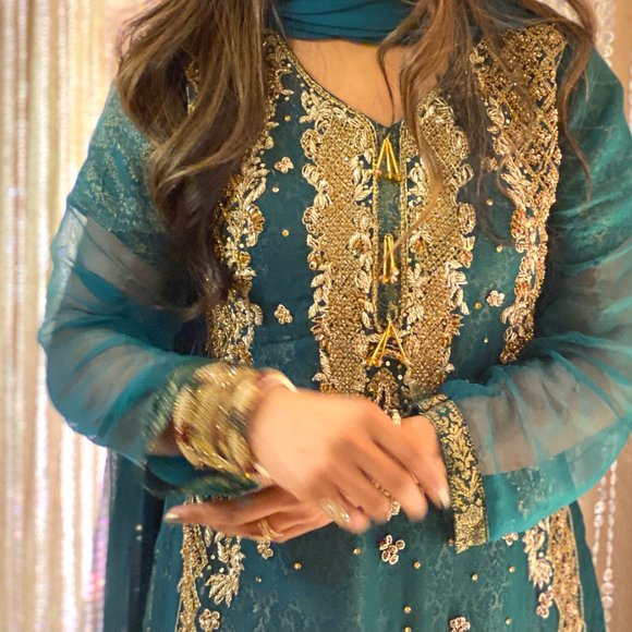 Indian/ Pakistani Gharara suit with Dupatta - Picture 4 of 7